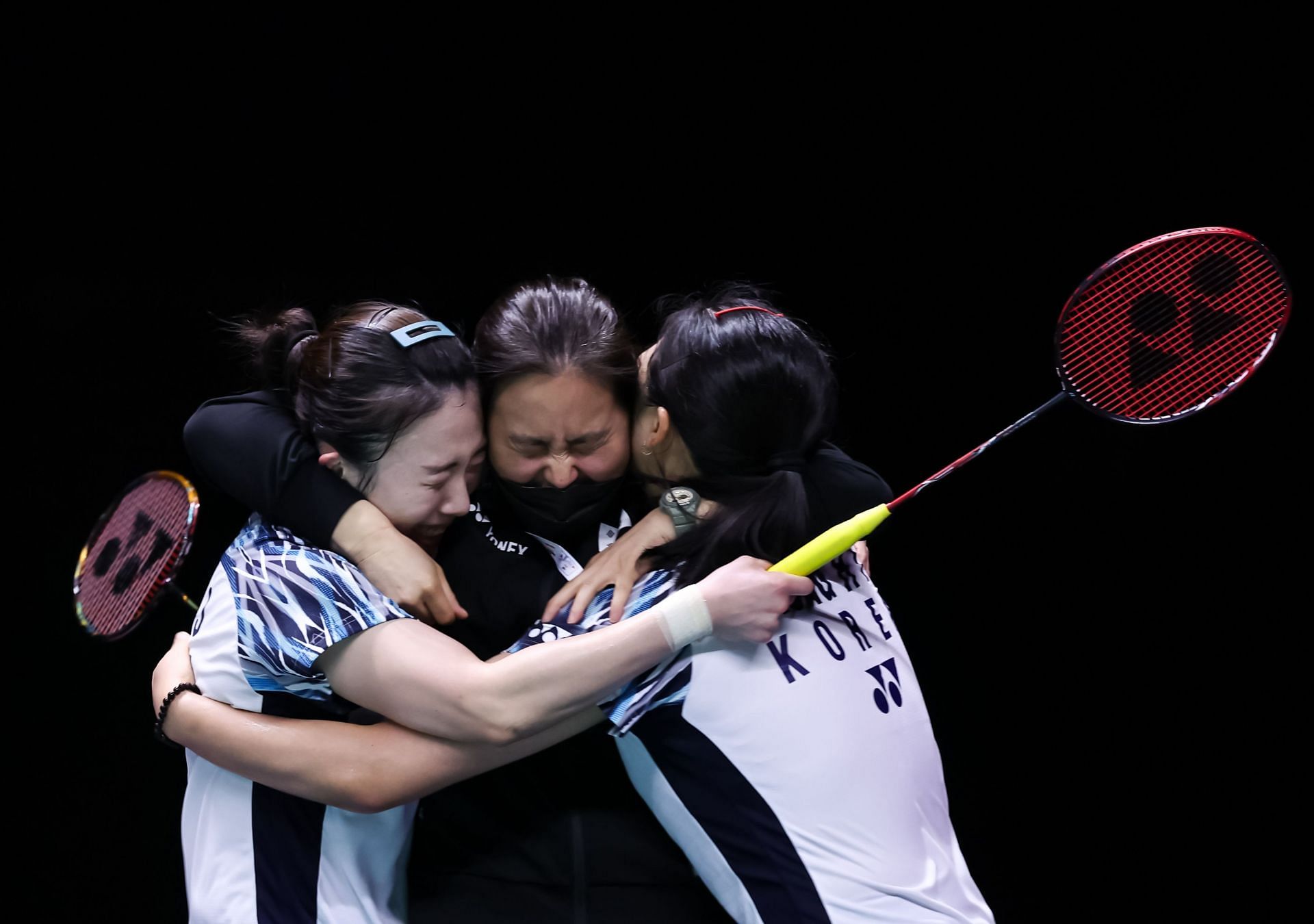 कोरियाई टीम ने दोनों डबल्स मुकाबले जीतकर चीन की बराबरी की।
