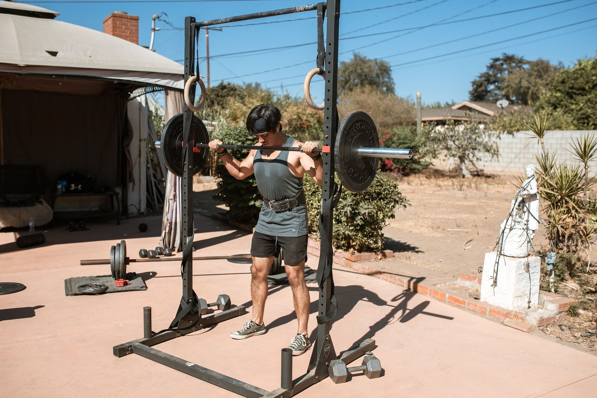 Powerlifting is an effective resistance training workout that offers numerous health and fitness advantages. (Image via RODNAE Productions/Pexels)