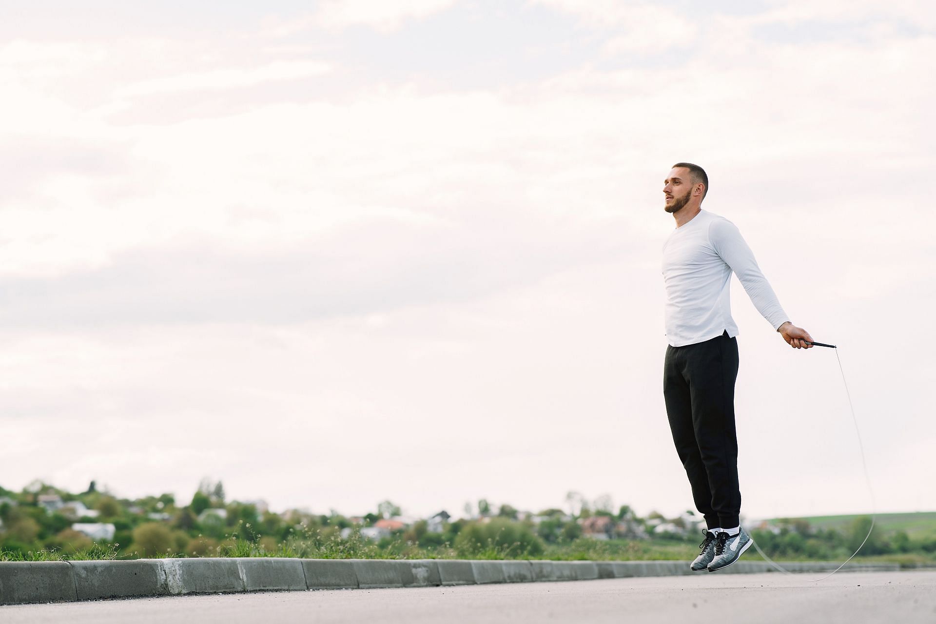 Range of motion (ROM) plays an important role in your workouts. (Image via Pexels / Gustavo Fring)