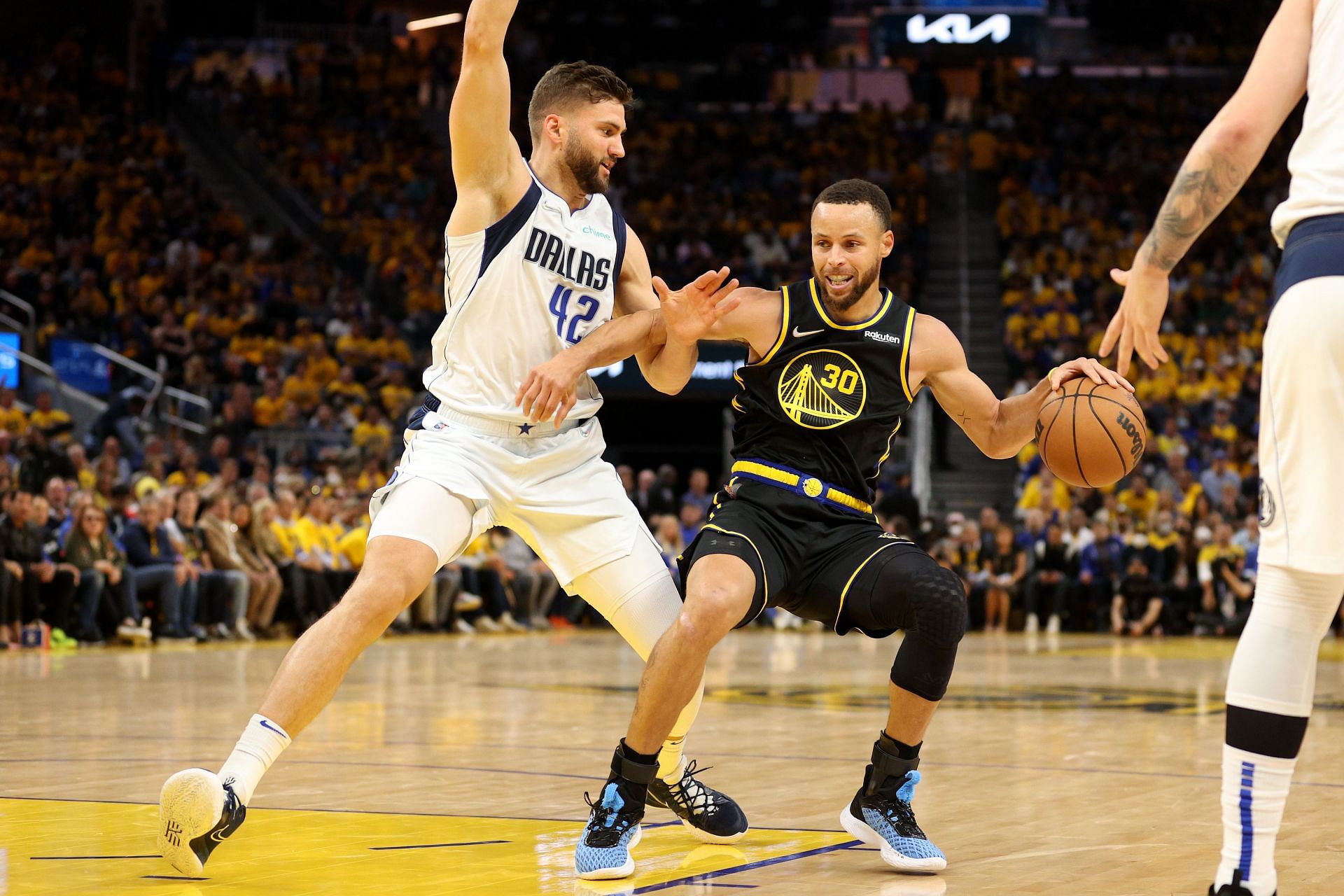 Steph Curry #30 of the Golden State Warriors drives against Maxi Kleber #42.