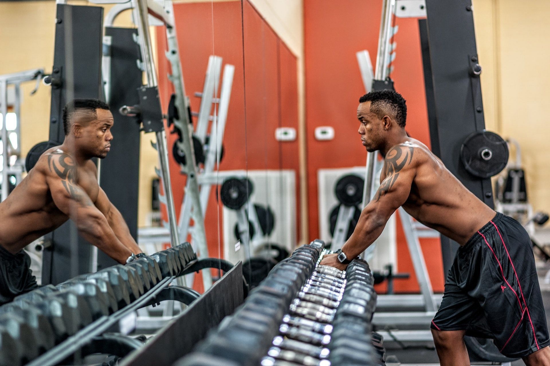 Best chest workouts with dumbbells for male bodybuilders. (Image via Pexels/Photo by Joseph Wayne Buchanan)