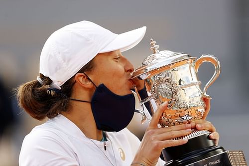 Iga Swiatek with the 2020 French Open winner's trophy.