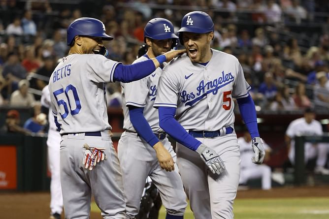 "Do people realize the Braves ditched him?" "If you're an adult who does this throughout entire games, you're the absolute worst" - Los Angeles Dodgers fans react to Freddie Freeman being heckled during entire at-bat in Phoenix