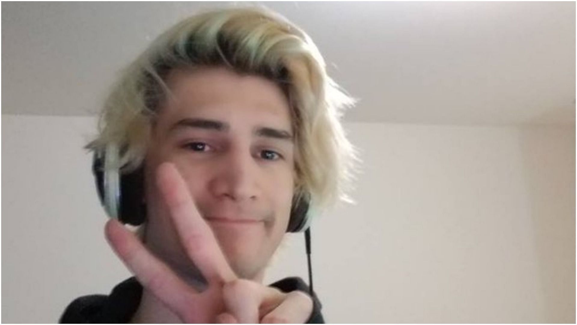 xQc watched live as the closing statements of the Johnny Depp v. Amber Heard trial were interrupted by an emergency alert (Image via xQc/Twitter))