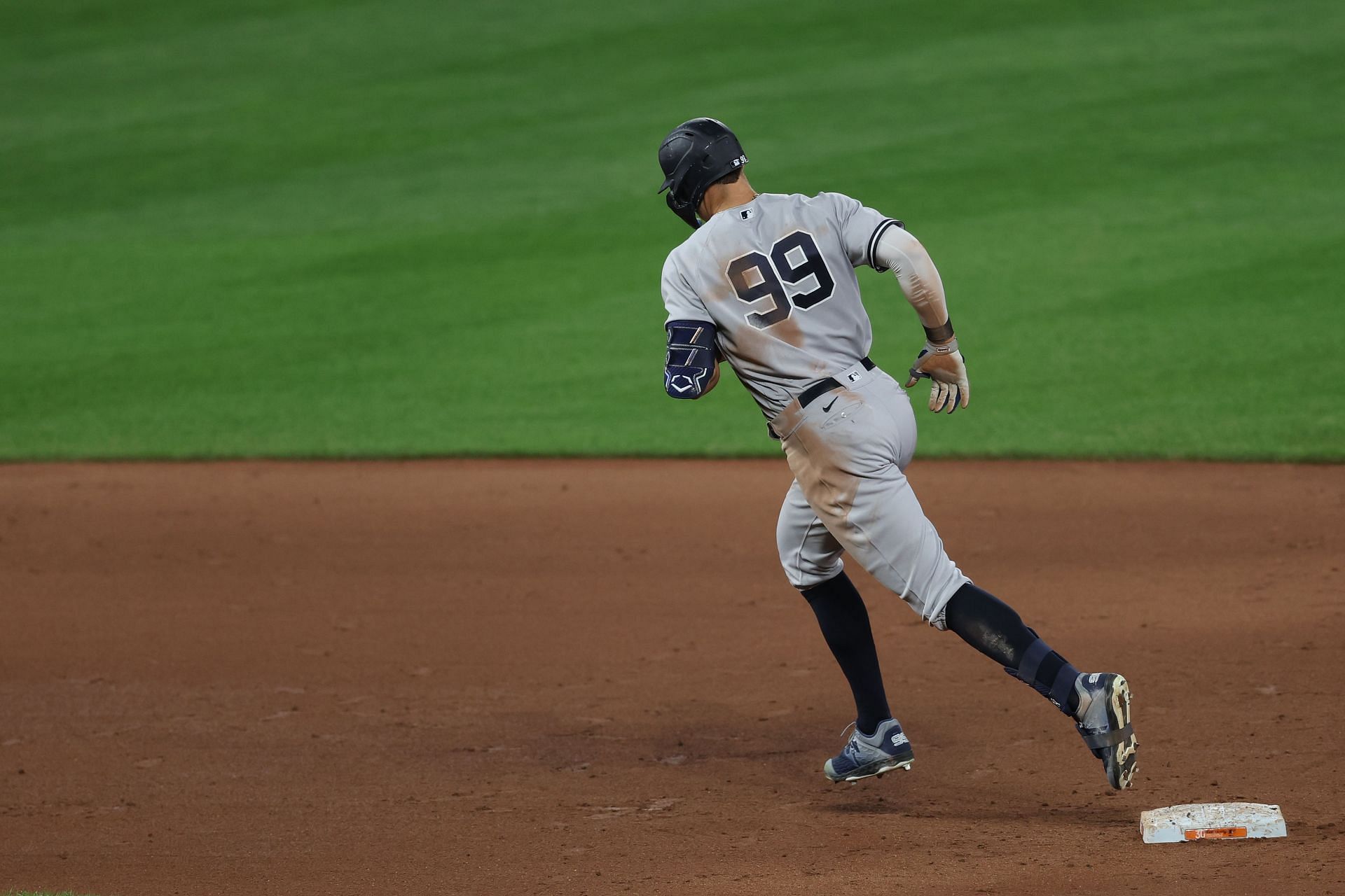 Aaron Judge rounds the bases