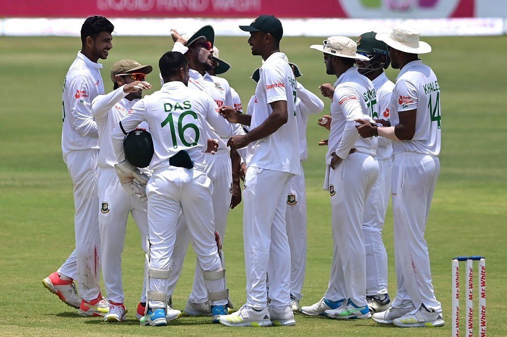 चट्टोग्राम टेस्ट के पहले दिन विकेट लेने के बाद जश्न मनाते हुए बांग्लादेशी खिलाड़ी 