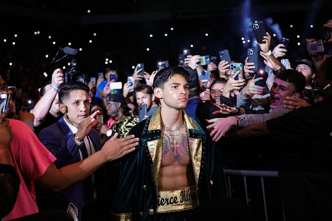 Ryan Garcia accidentally swallows insect - “Good protein I hope”
