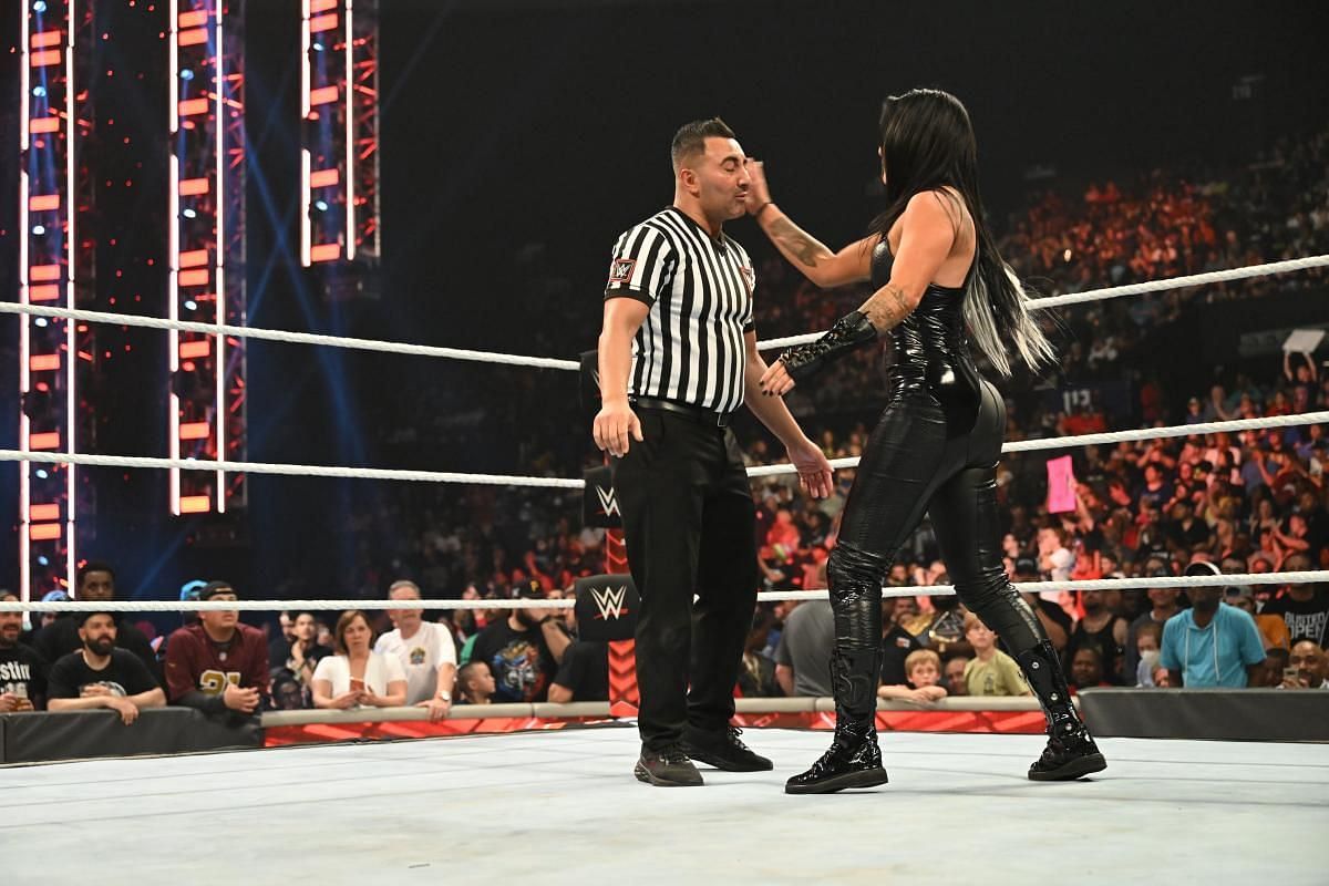 WWE Raw में सोन्या डेविल ने जड़ा रेफरी को थप्पड़