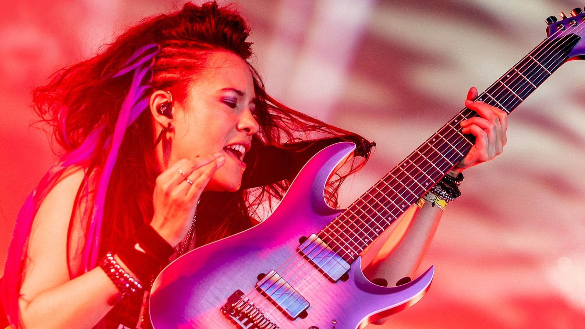 Jen Majura joined Evanescence in 2015 as their lead guitarist. (Image via Getty Images/Jeff Hahne)