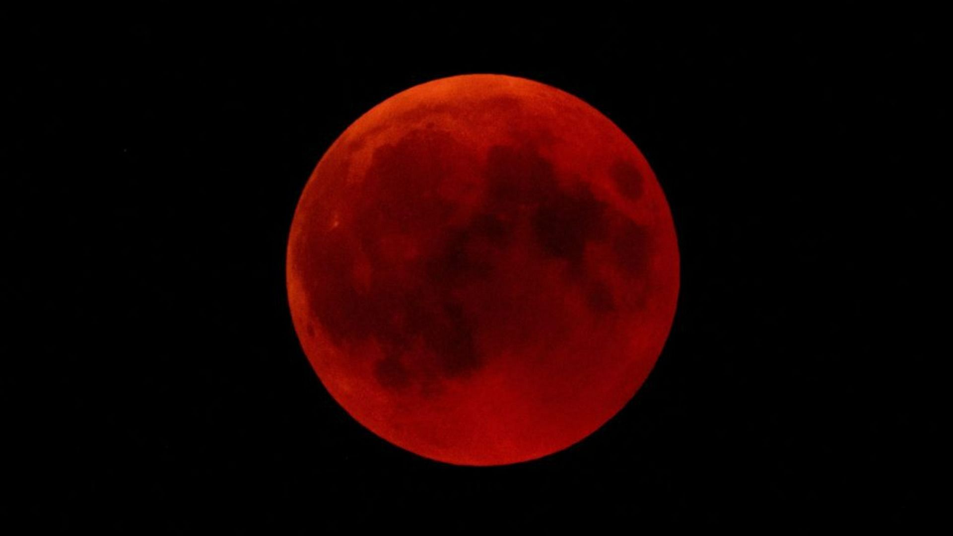 Blood moon to be visible this weekend (Image via Matthias Hangst/Getty Images)