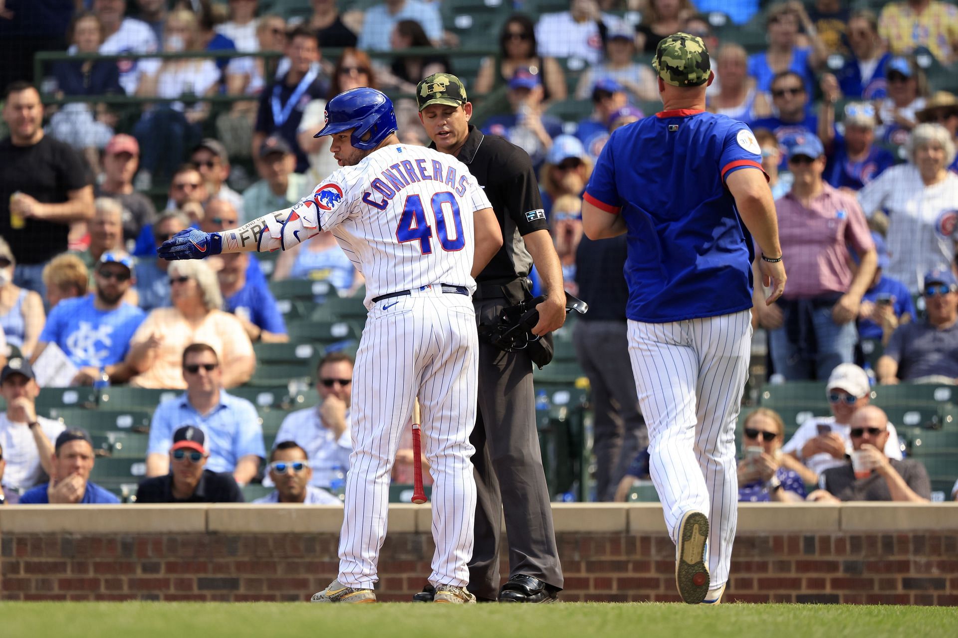 Willson Contreras EJECTED after drawing a line in the dirt and