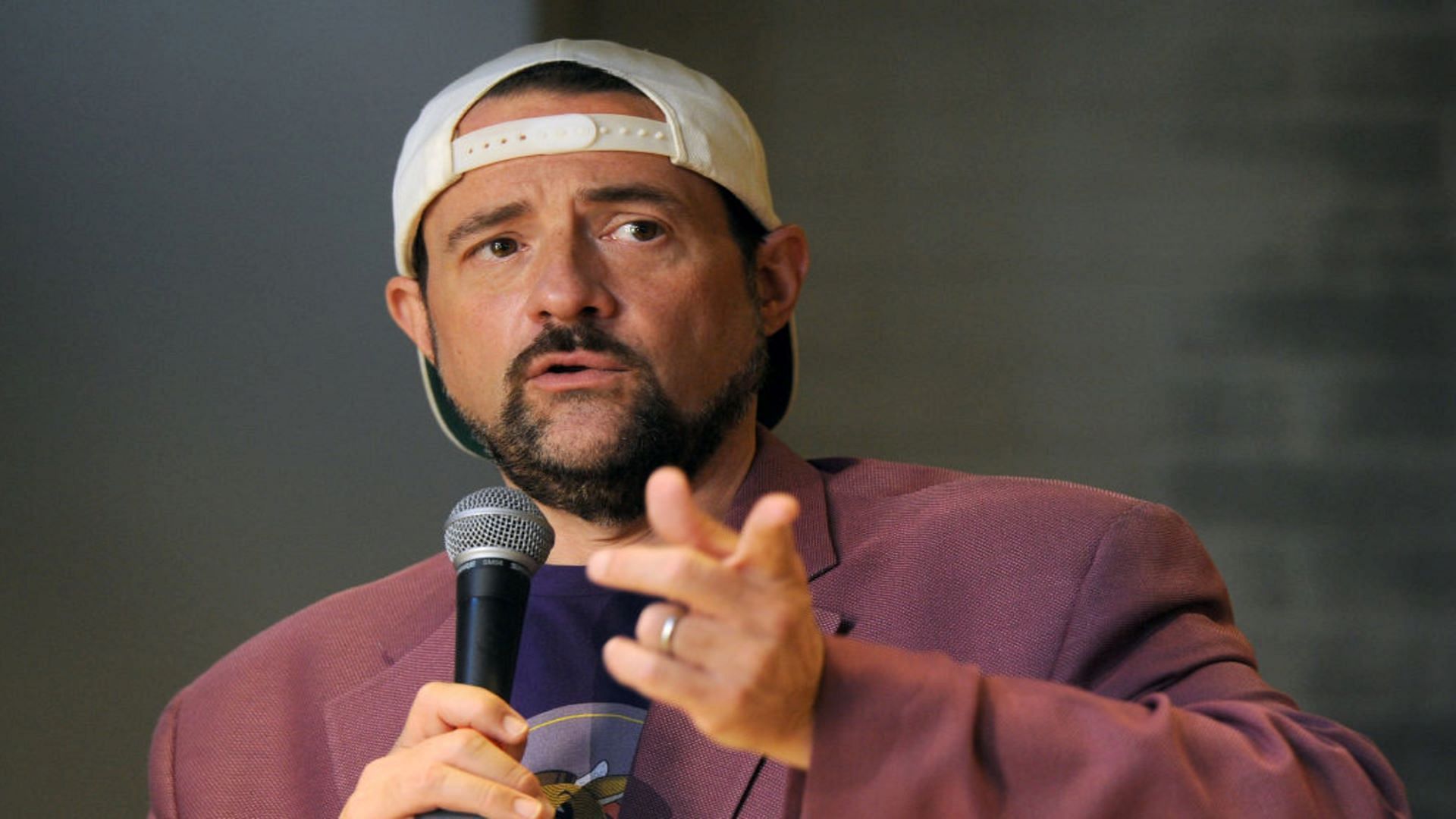 Kevin Smith announces a contest via twitter (Image via Albert L. Ortega/Getty Images)