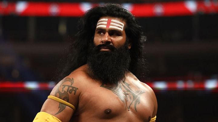 Former WWE Champion returns to take out Veer Mahaan on RAW