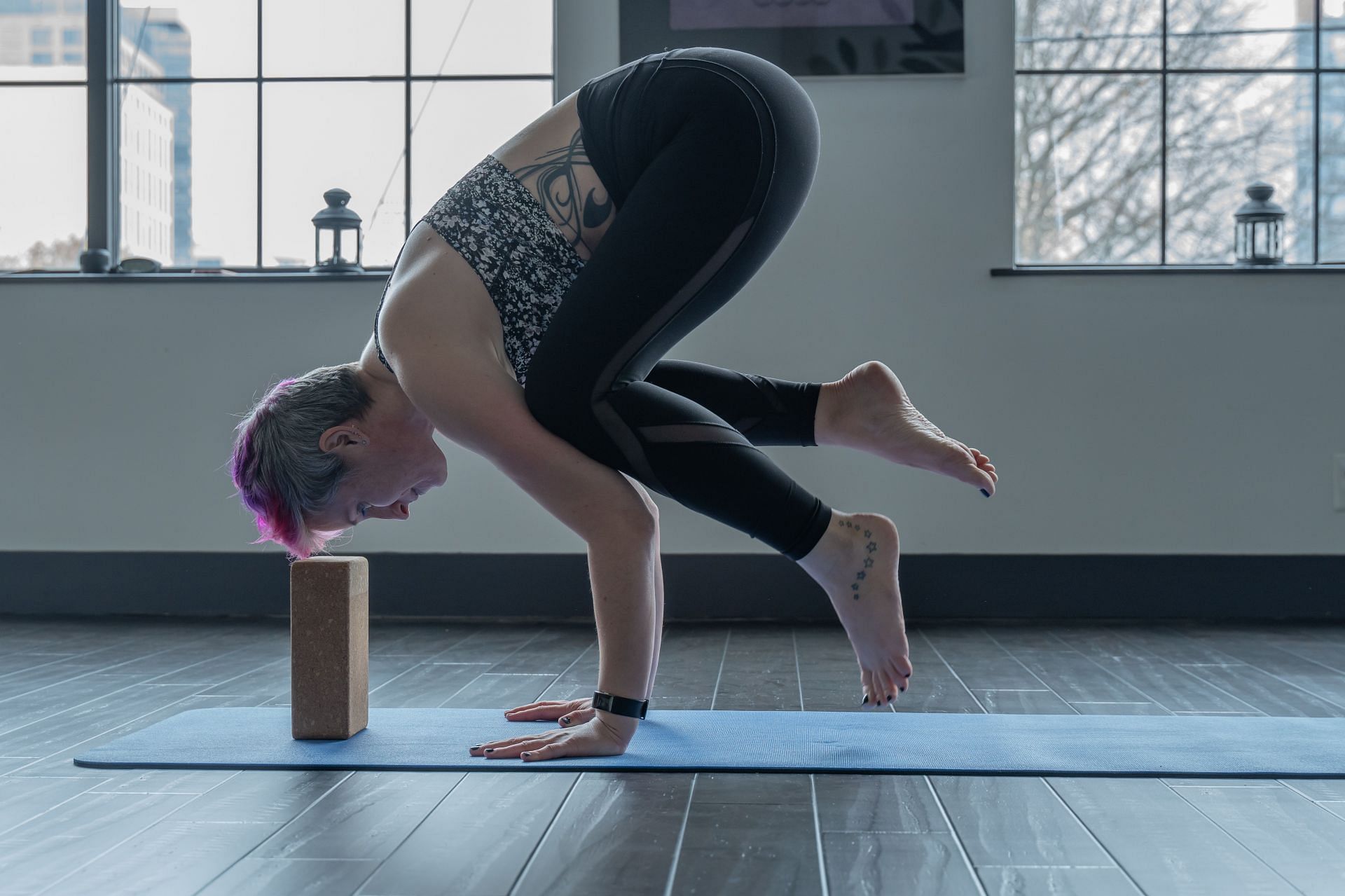 Firefly pose strengthens your abdomen and core. (Image via Pexels / Styves Exantus)