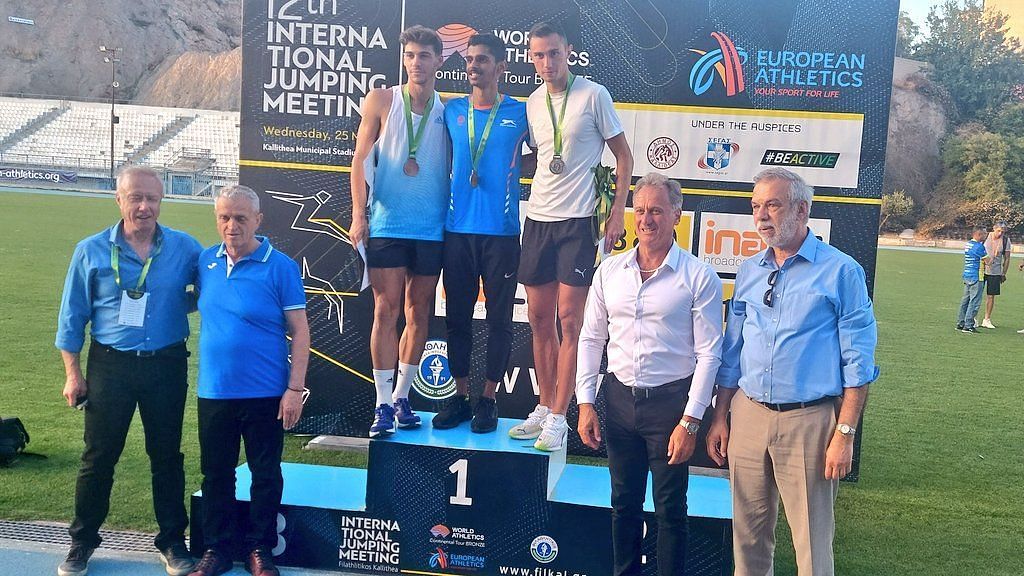 Murali Sreeshankar on the top podium (Image courtesy: Athletics Federation of India Twitter)