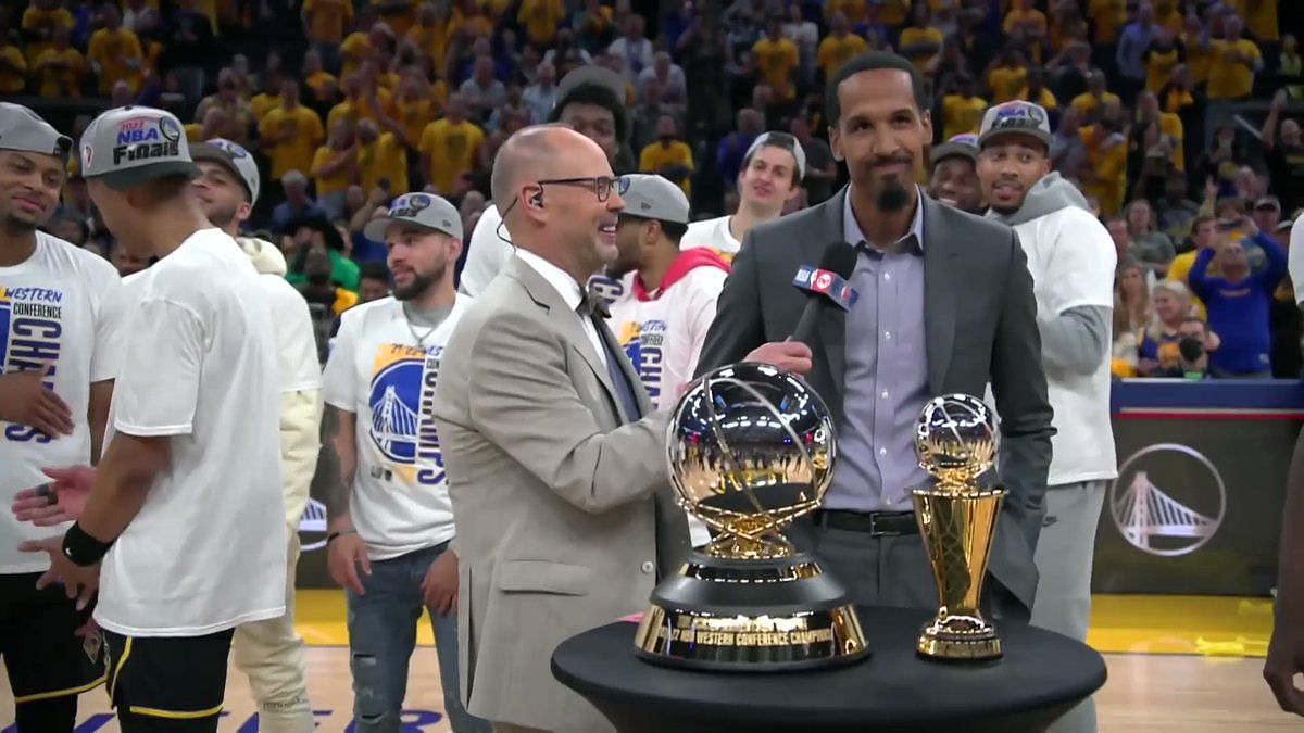 Stephen Curry wins inaugural Magic Johnson Trophy