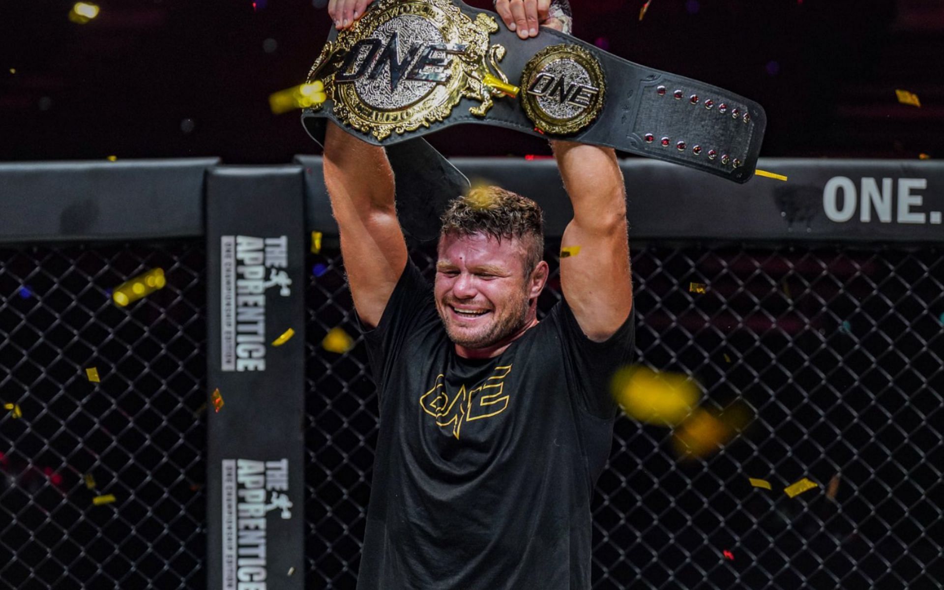 Anatoly Malykhin showing his interim belt (Image from ONE Championship) 