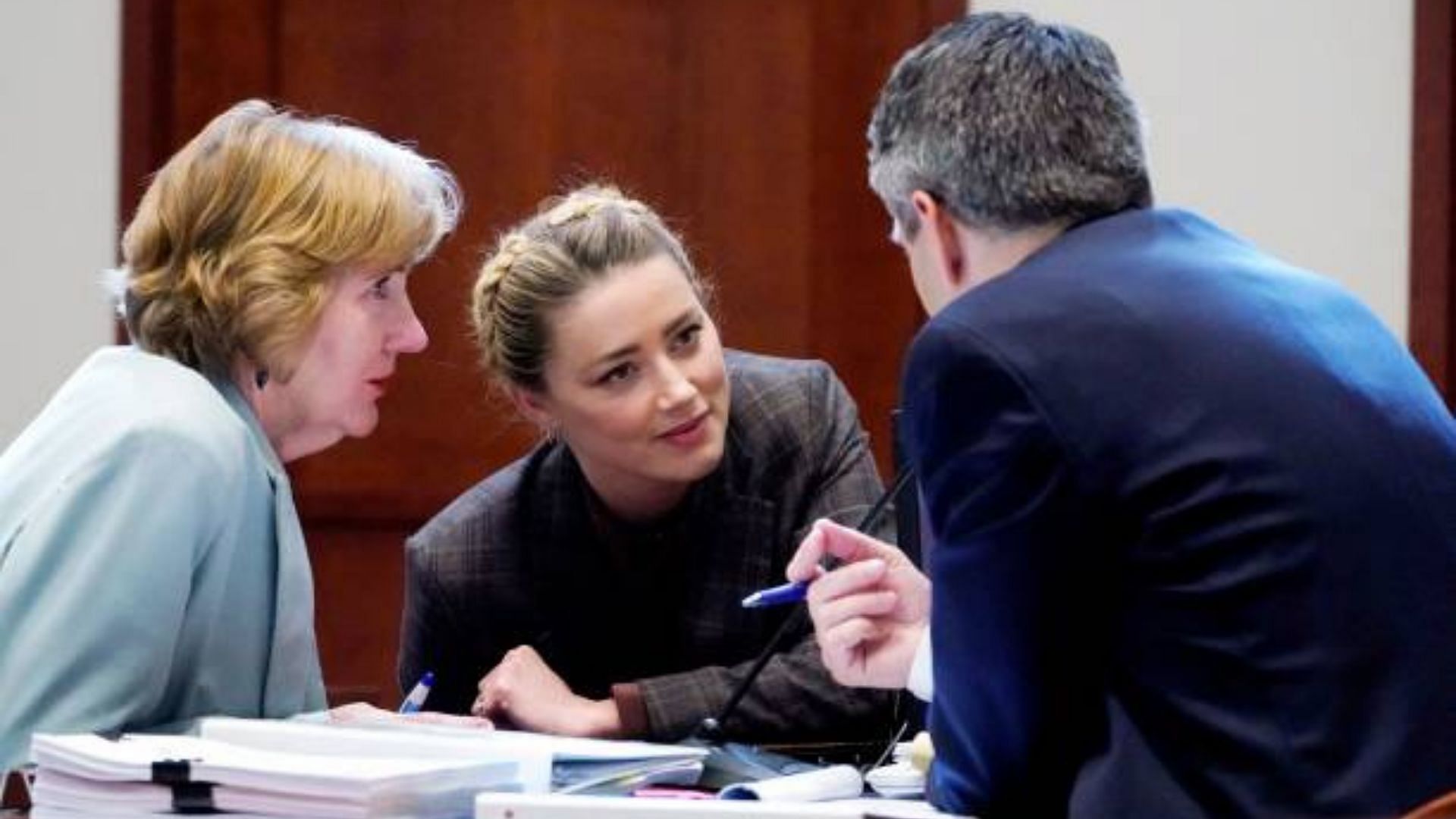 Amber Heard discussing matter with her legal team during the ongoing defamation trial (Image via Steve Helber/Getty Images)