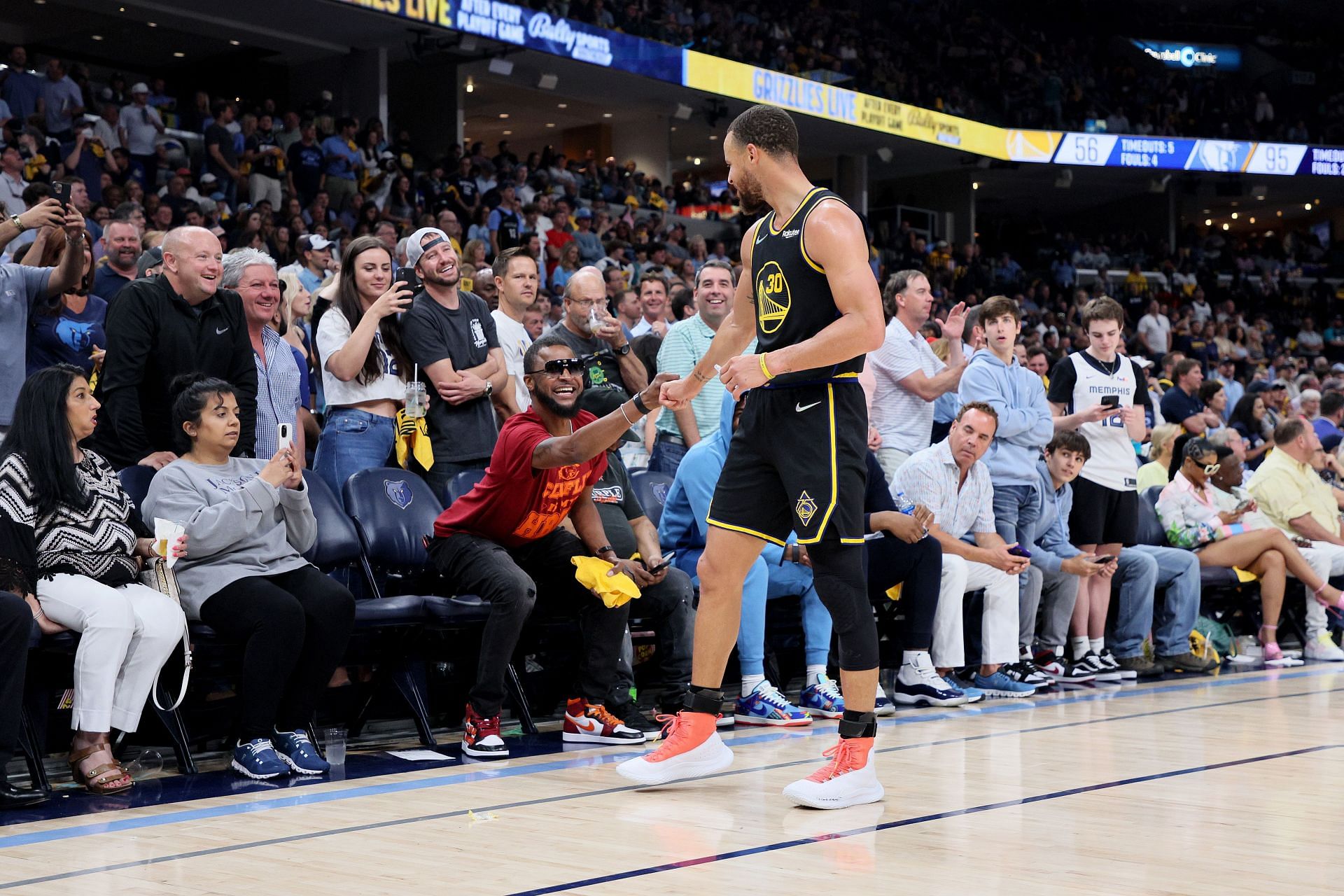 Steph Curry exchanging a fist bump with Ja Morant&#039;s father in Game Five