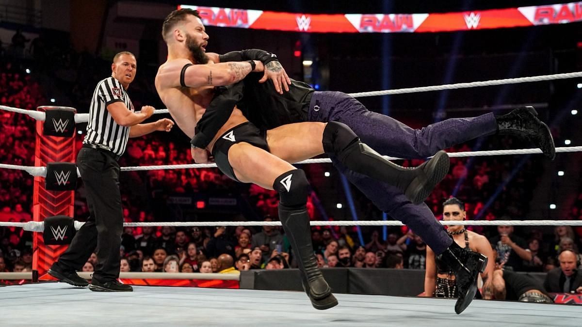 WWE Raw में दो चैंपियनशिप मैच देखने को मिले 