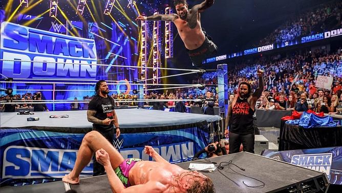 10 मौके जब WWE Superstars ने अपने दुश्मनों को टेबल के ऊपर स्पलैश देते हुए धराशाई कर दिया