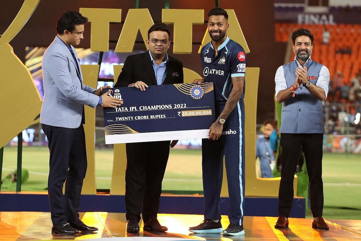 Hardik Pandya collects the cheque from Sourav Ganguly and Jay Shah.