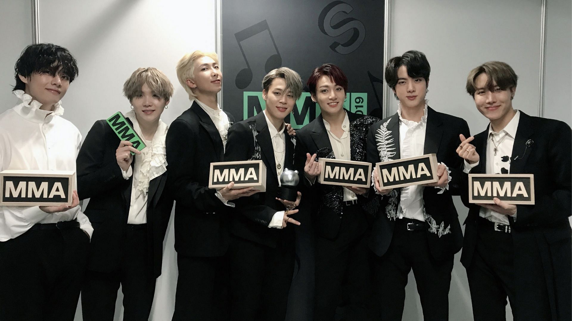 BTS at 2019 MMA after their Daesang sweep (Image via @bts_bighit/Twitter)