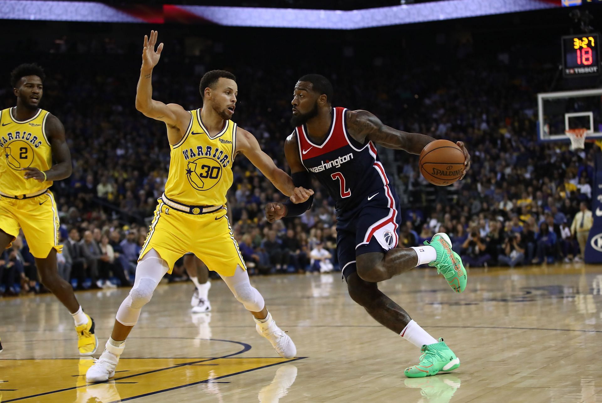 Steph Curry guards John Wall during an NBA game.