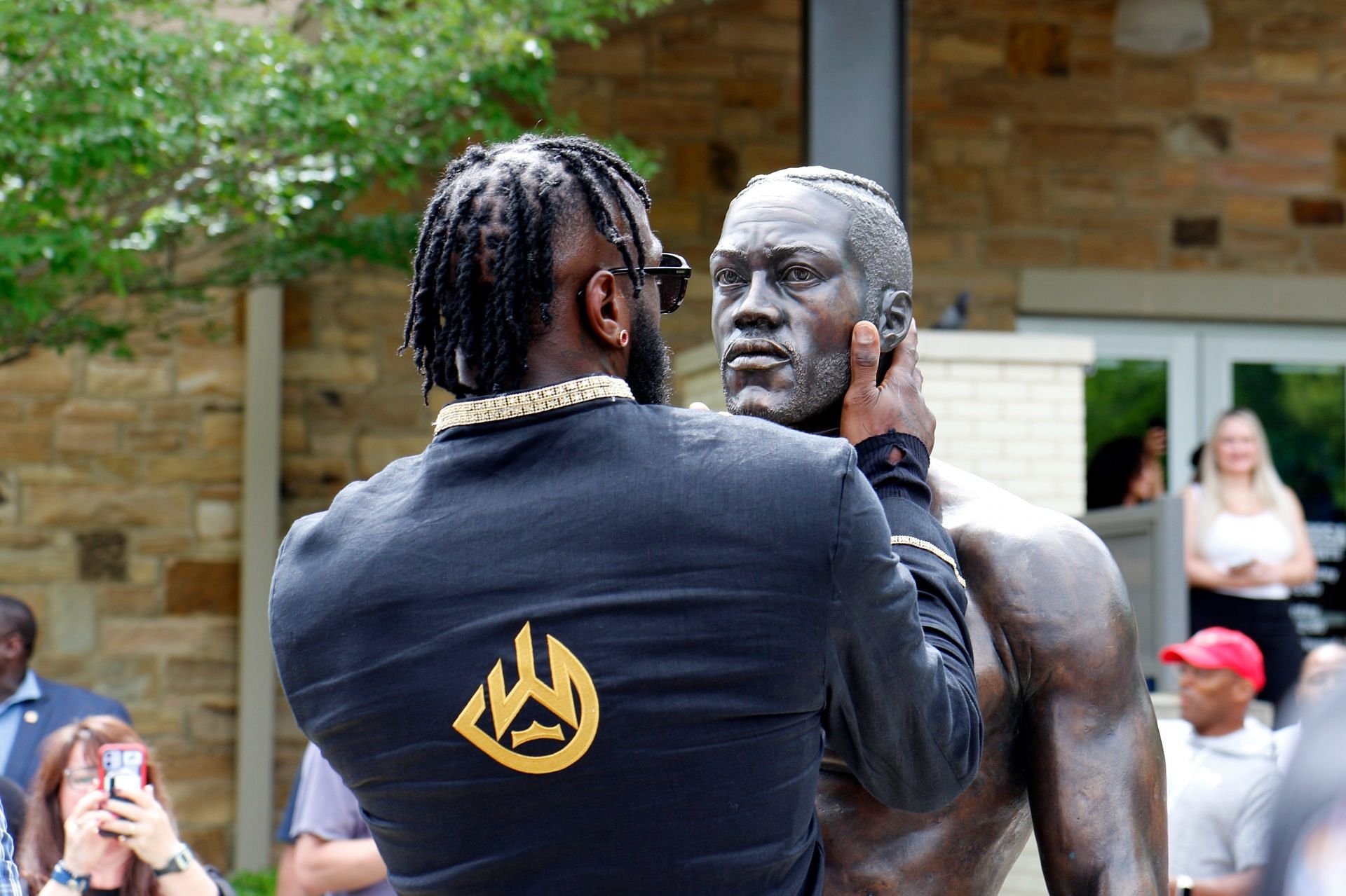 Deontay Wilder with his statue (Via Twitter / @tuscaloosacity )