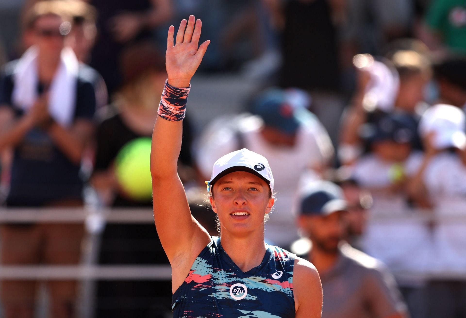 Iga Swiatek waves to the crowd after her quarterfinal win at the Internazionali BNL D'Italia 2022