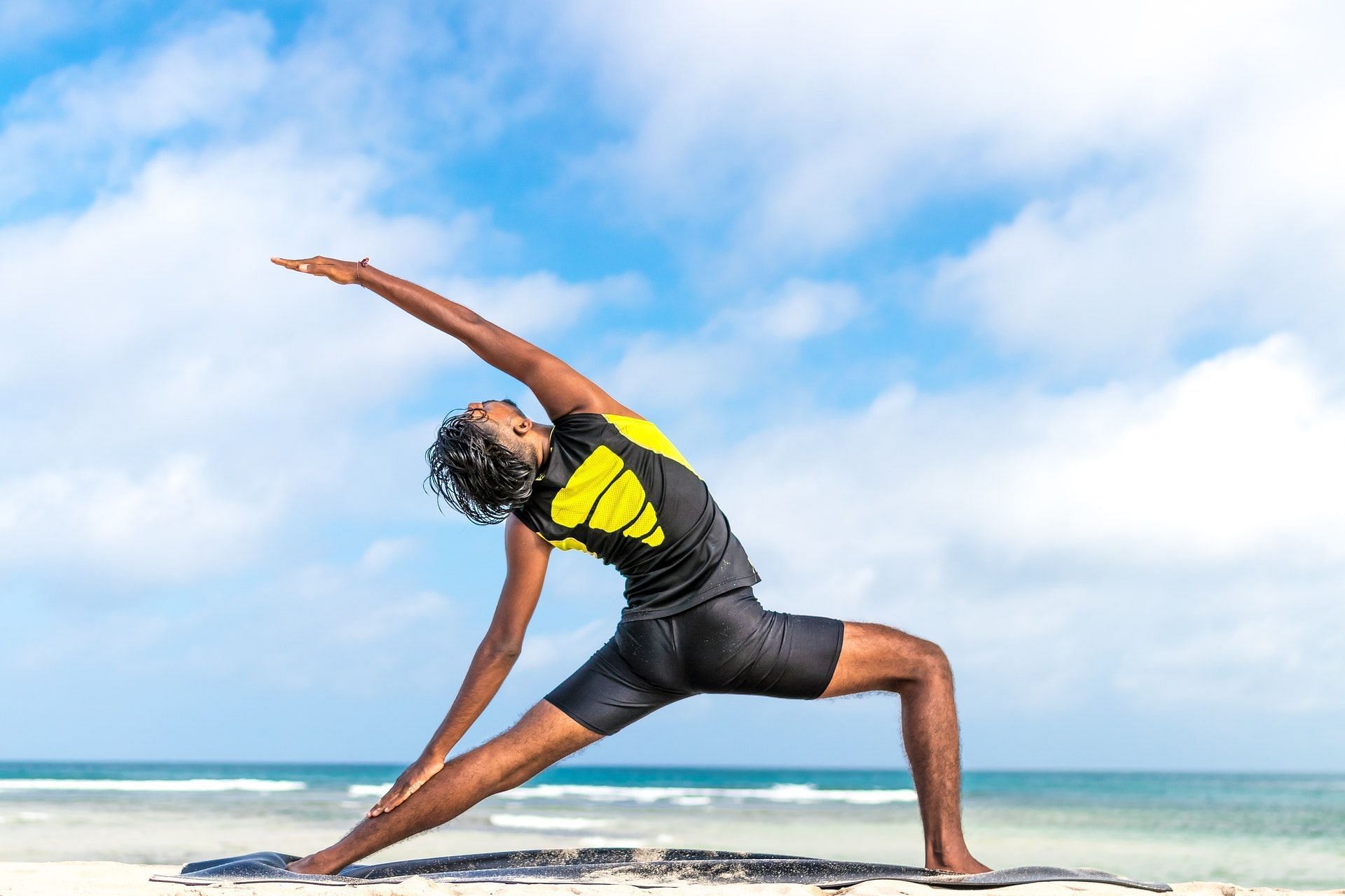 Guide to the best beach exercises. (Image via Pexels/Photo by Artem Beliaikin)