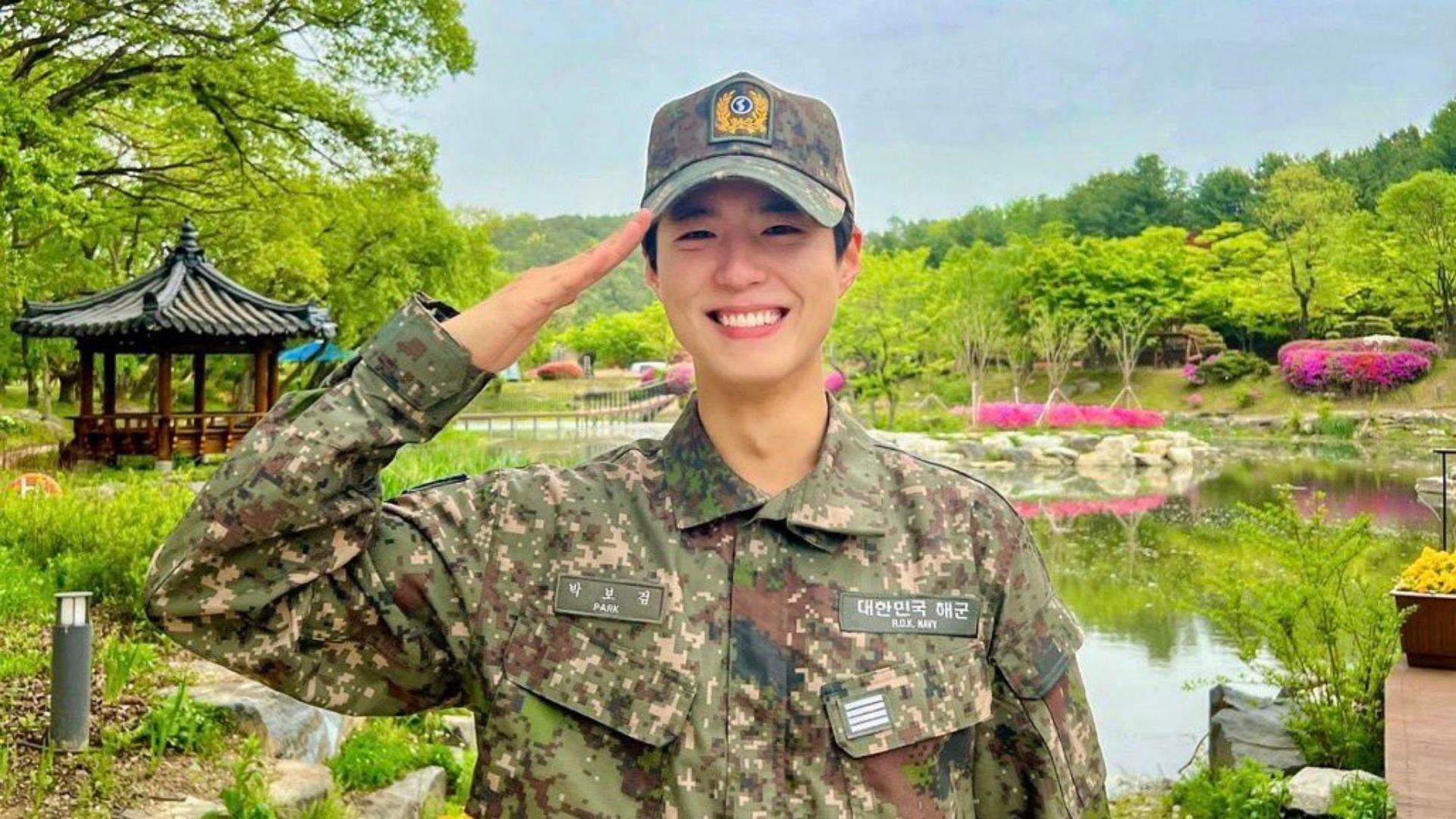 Korean actor Park Bo-gum discharged from the military (Image via @wonpilatesx/Twitter)