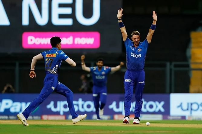 "The light went for 10 balls and in that time, the opposition team's light went off" - Aakash Chopra lauds Daniel Sams' spell in MI-CSK IPL 2022 clash