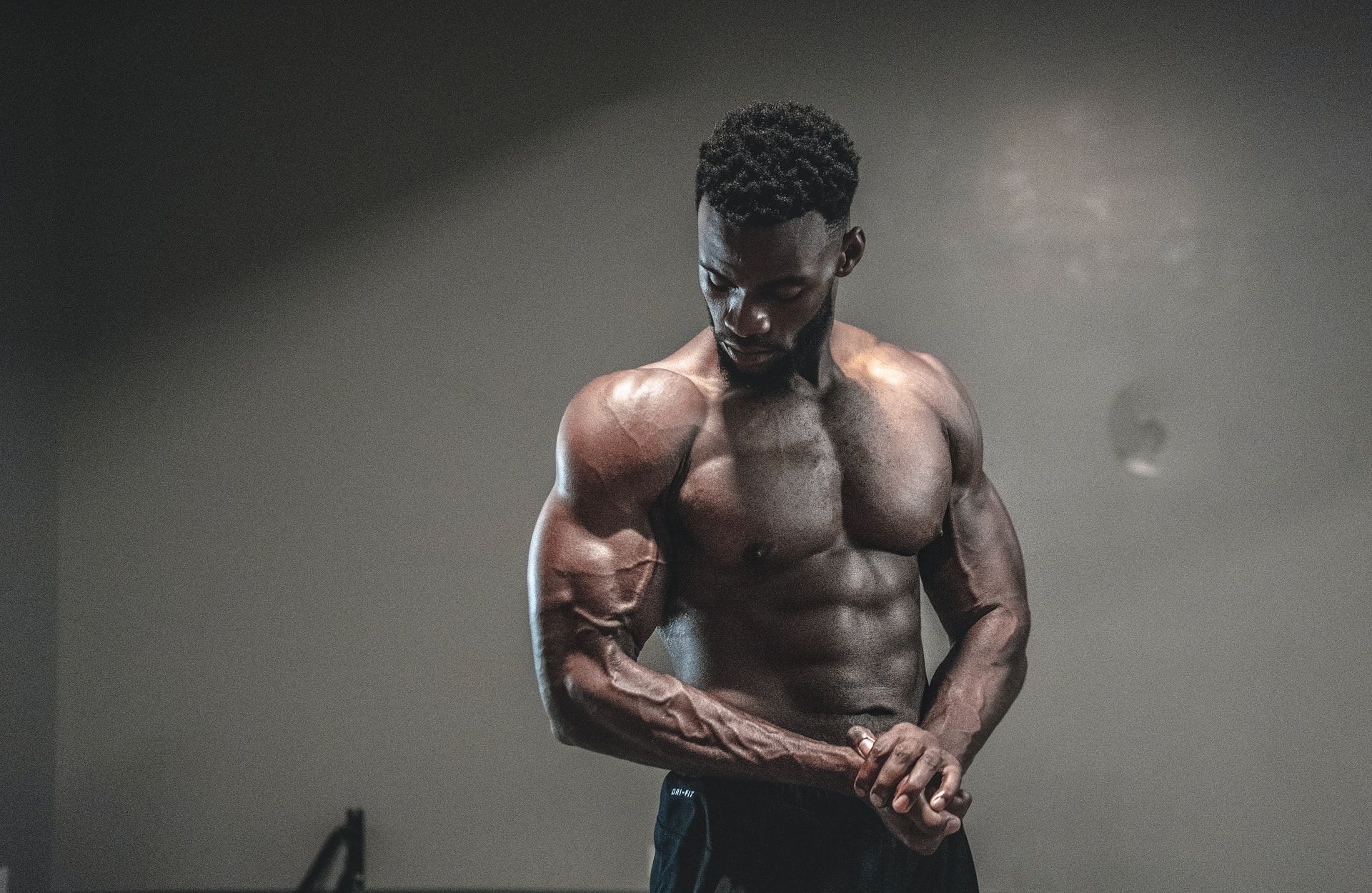 If you want to achieve a bigger and stronger physique, you need to work on the right muscles. (Photo by Pikx By Panther via pexels)