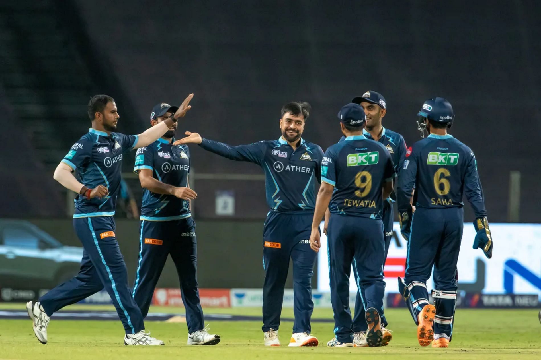 Rashid Khan celebrates a wicket with teammates. Pic: IPLT20.COM