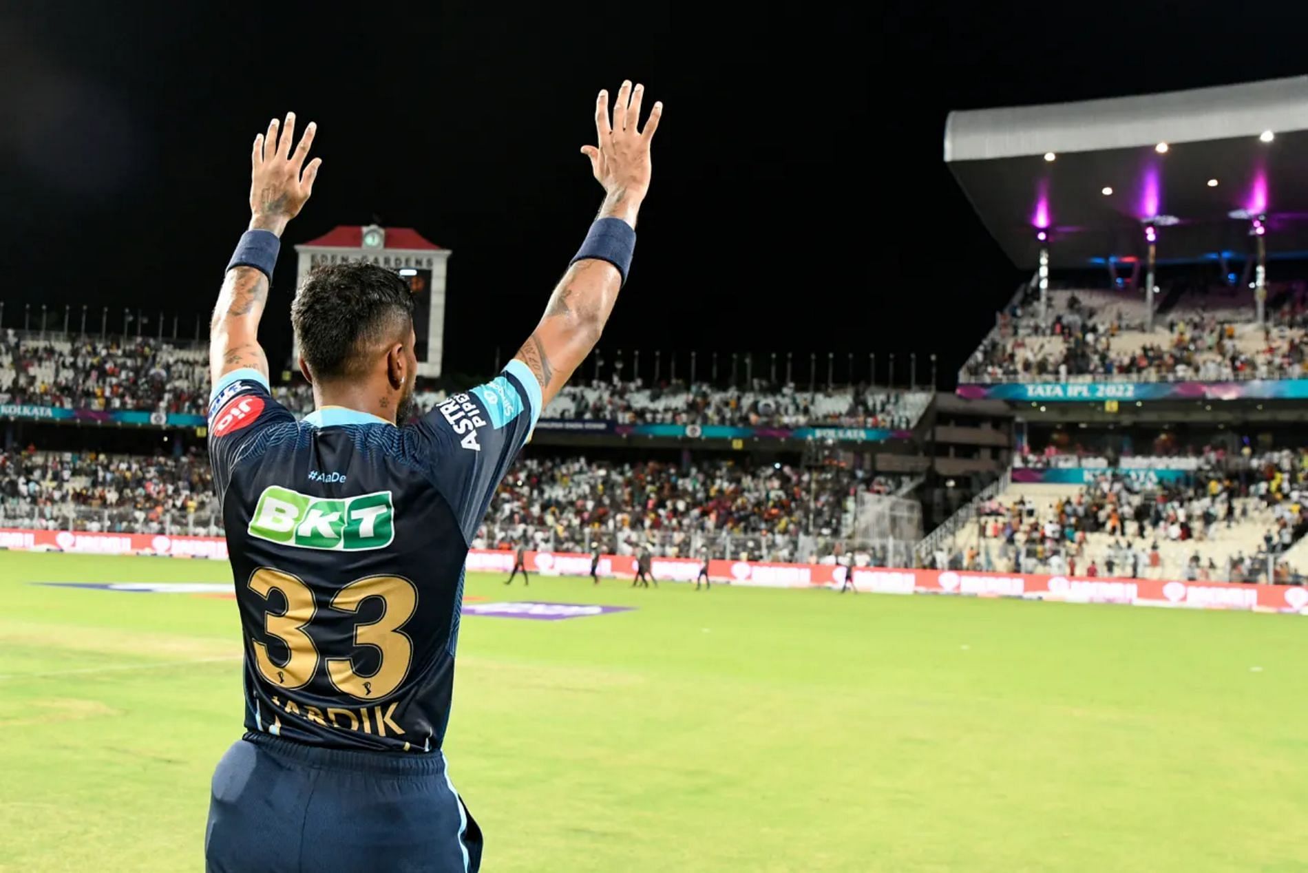 Hardik Pandya waves to supporters after Gujarat&rsquo;s triumph over Rajasthan. Pic: IPLT20.COM