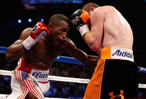 Erislandy Lara (L) and Canelo Alvarez (R) in their 2014 bout.