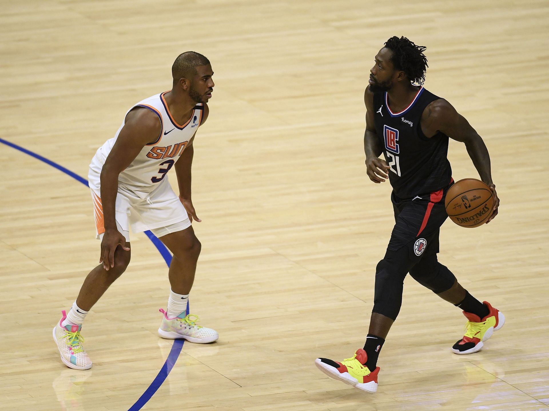 Patrick Beverley #21 of the LA Clippers dribbles in front of Chris Paul #3 of the Phoenix Suns