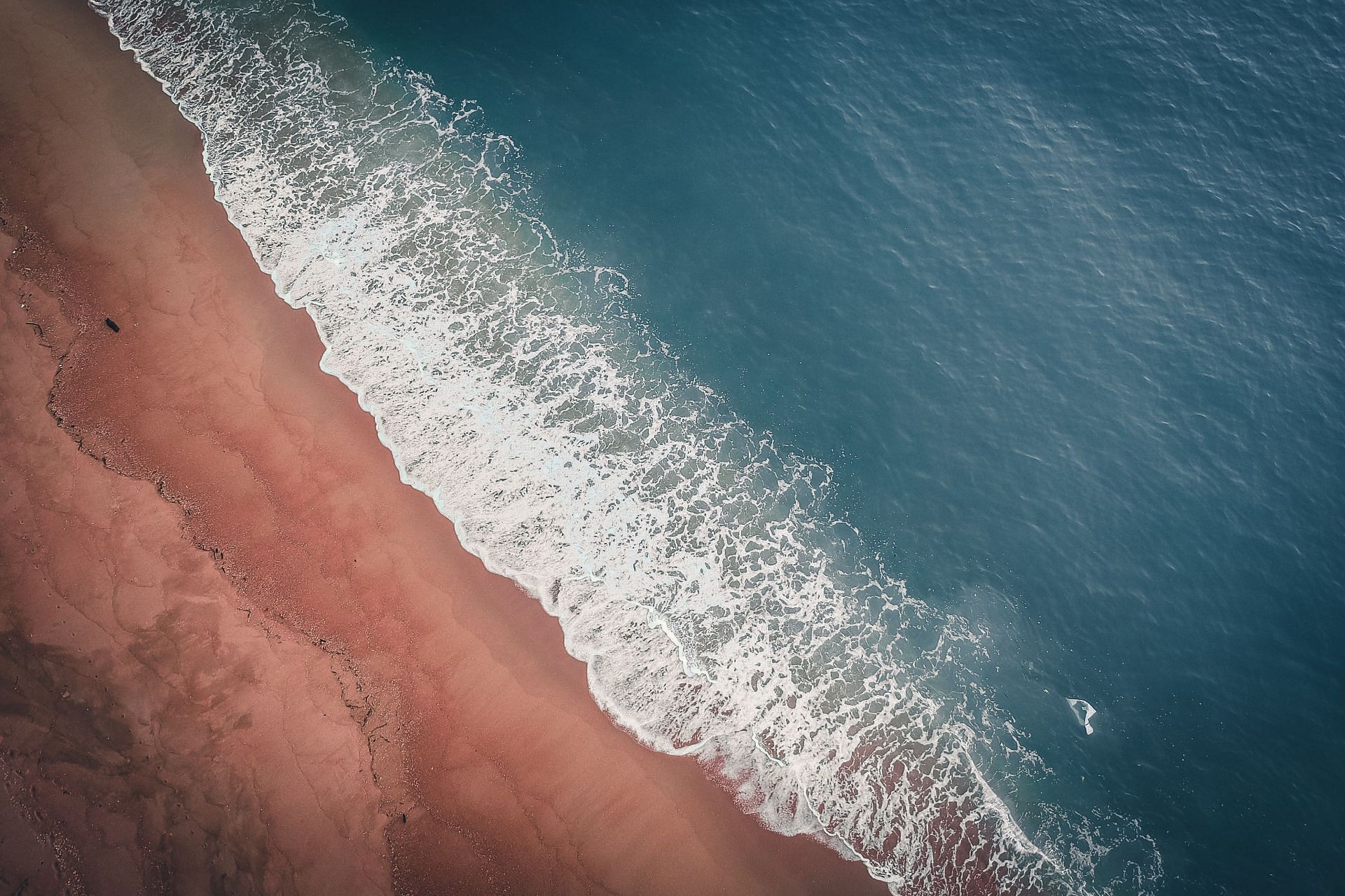 Watch out for the tides during beach walking. (Image via Pexels / Pok Rie)