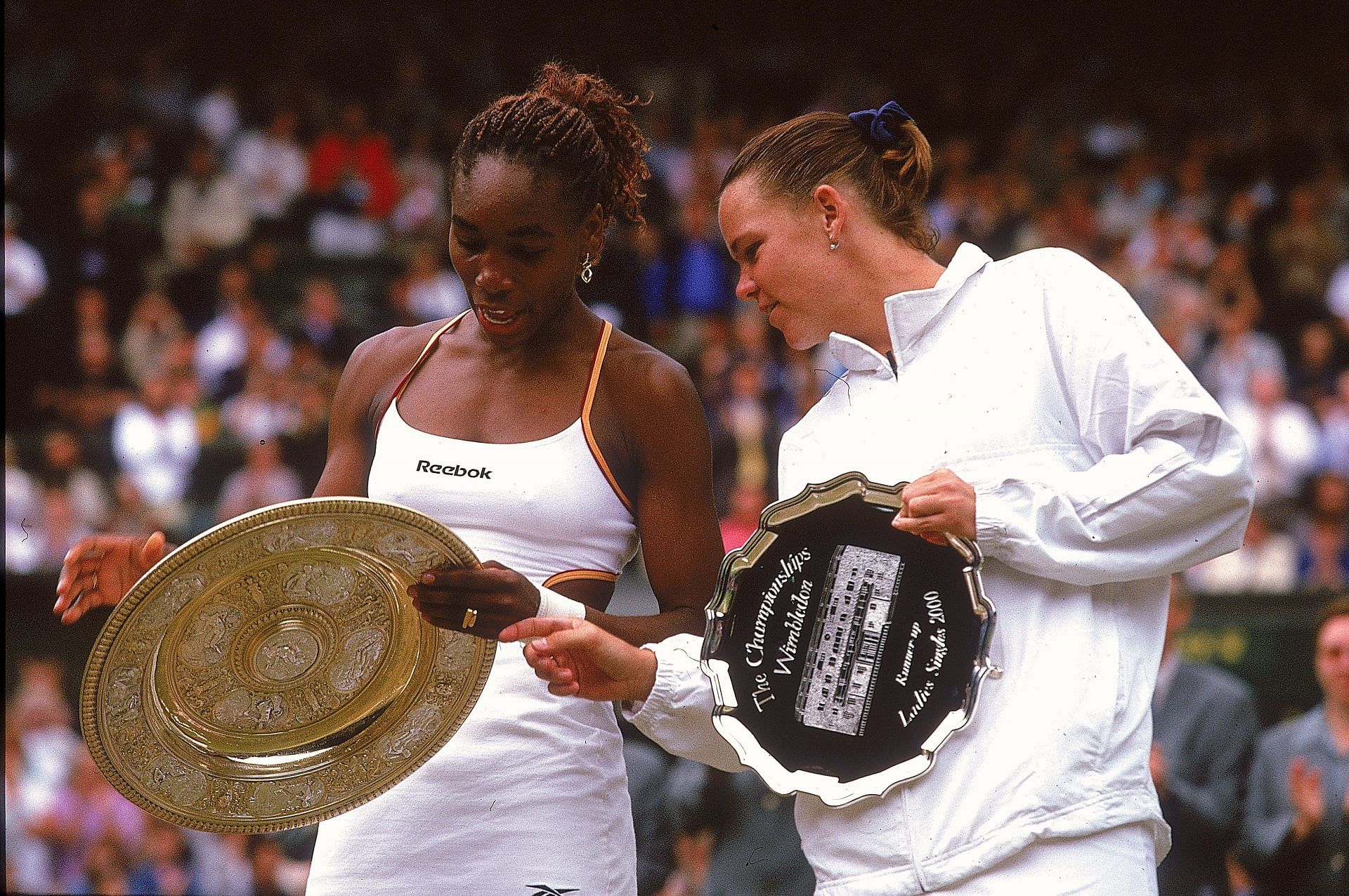 Venus Williams and Lindsay Davenport at the 2000 Wimbledon Championships