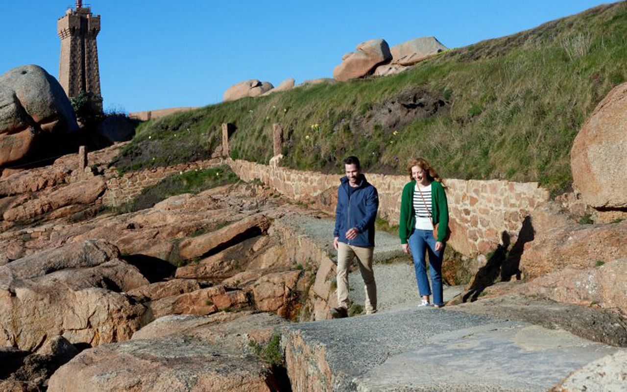 Luke Macfarlane and Rachelle Lefevre in Moriah&#039;s Lighthouse (Image via Hallmark)