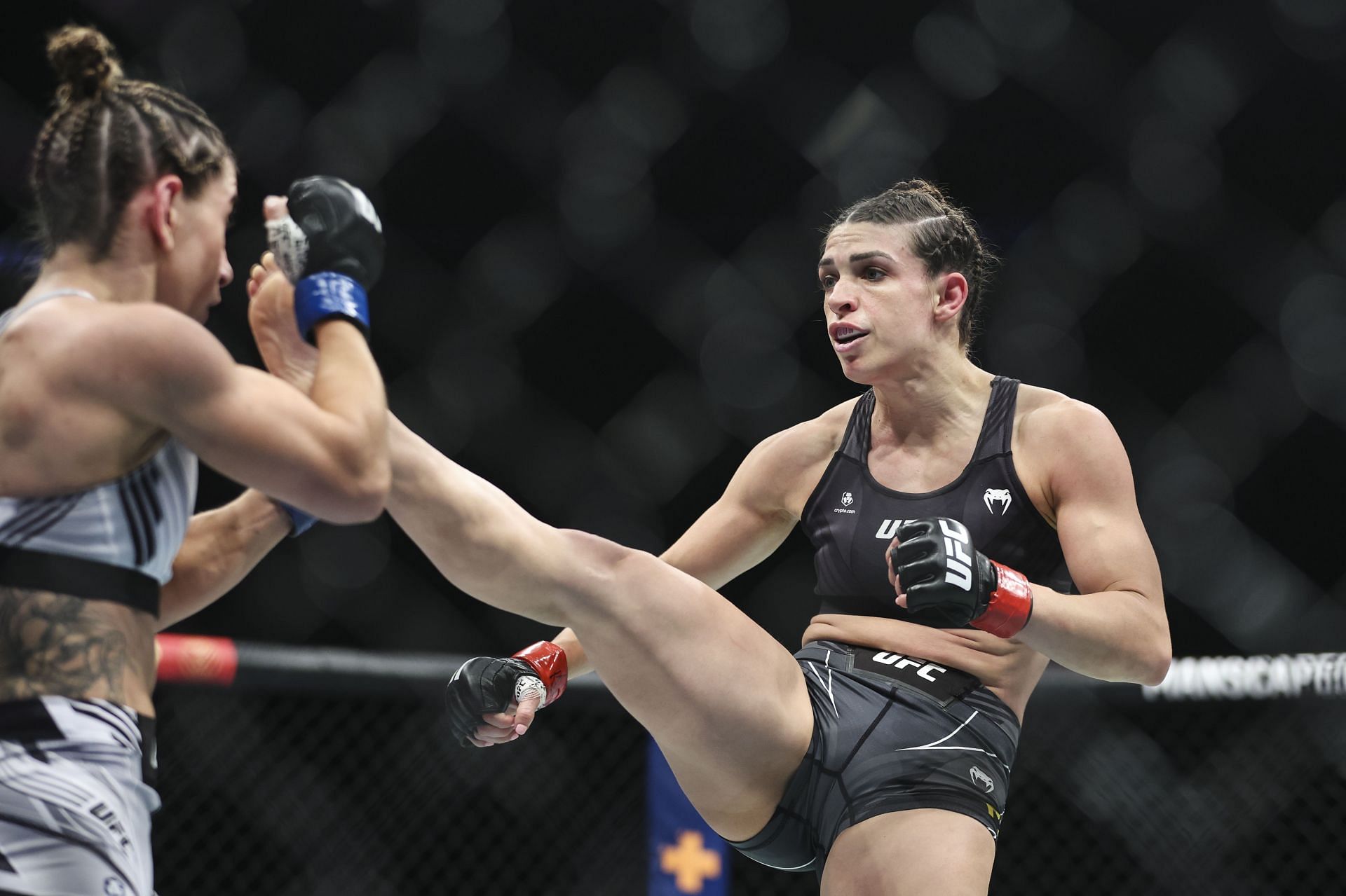 UFC 273: Mackenzie Dern(right) v Tecia Torres