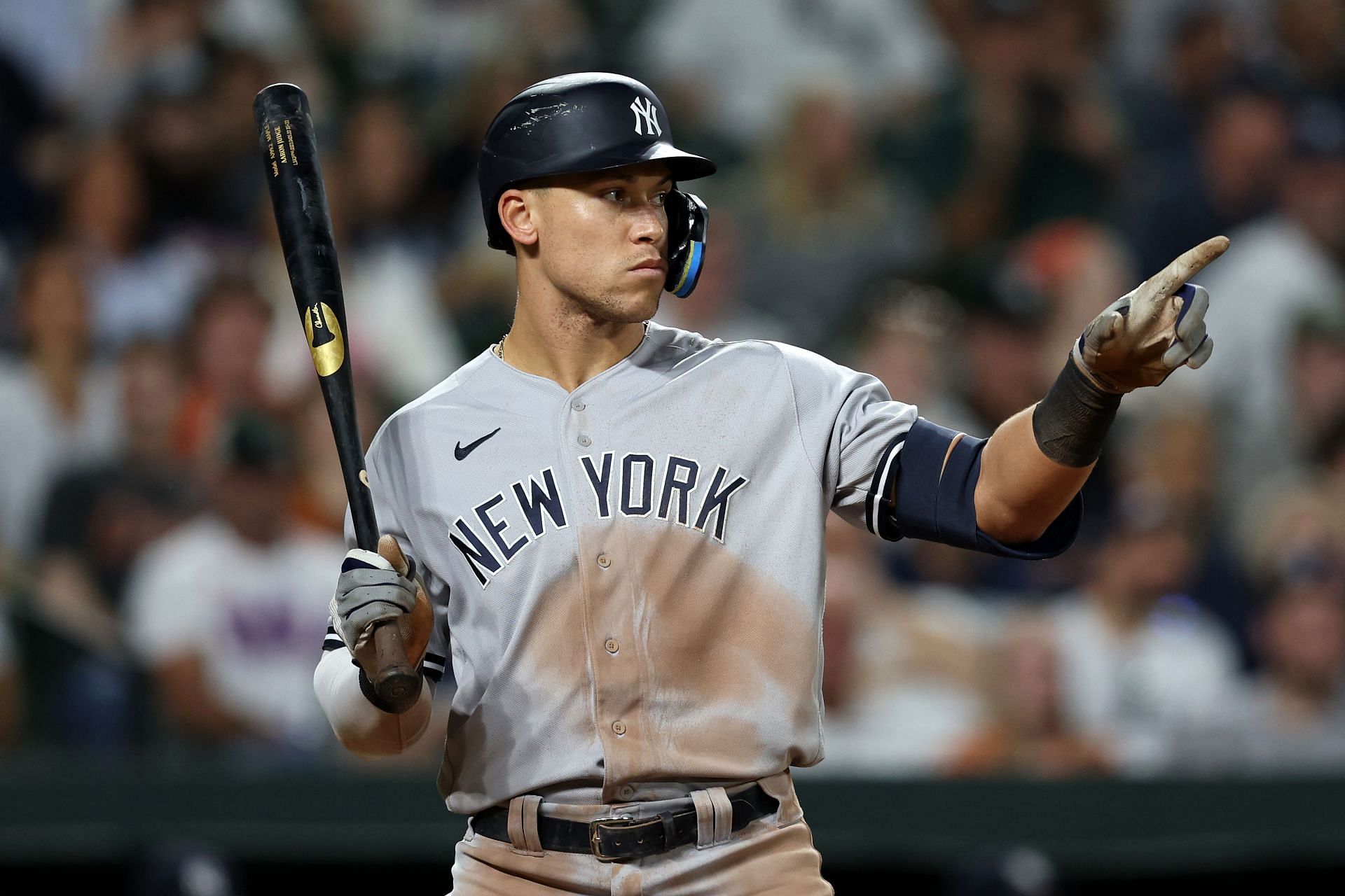 Young Yankee fan tugs heartstrings with reaction to getting Aaron