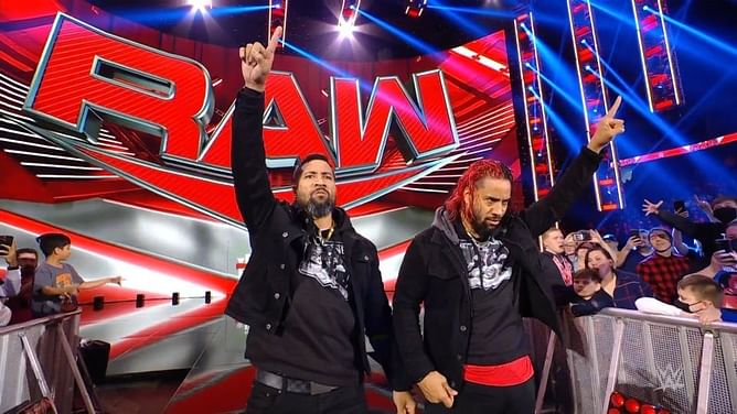 WWE Raw रिजल्ट्स: Roman Reigns के भाइयों को अपनी ही गलती के कारण मिली हार, मेन इवेंट में मचा जबरदस्त बवाल