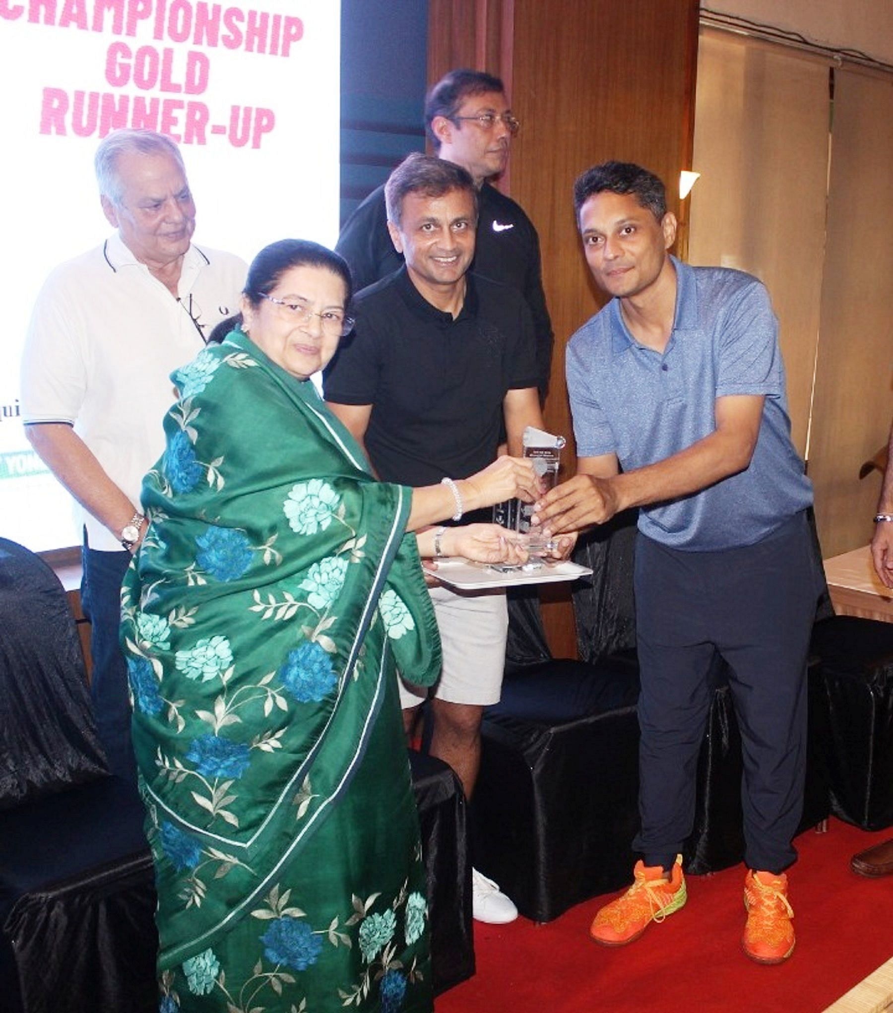 Philanthropist Rajshree Birla and Aga Hussain, President Bombay Gym, handing over the trophy to players from Andheri SC, runners-up in the Elite Team Championship. (Pic credit: Badminton Gurukul)