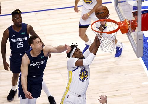 Kevon Looney creating offense in the paint in Game 3.