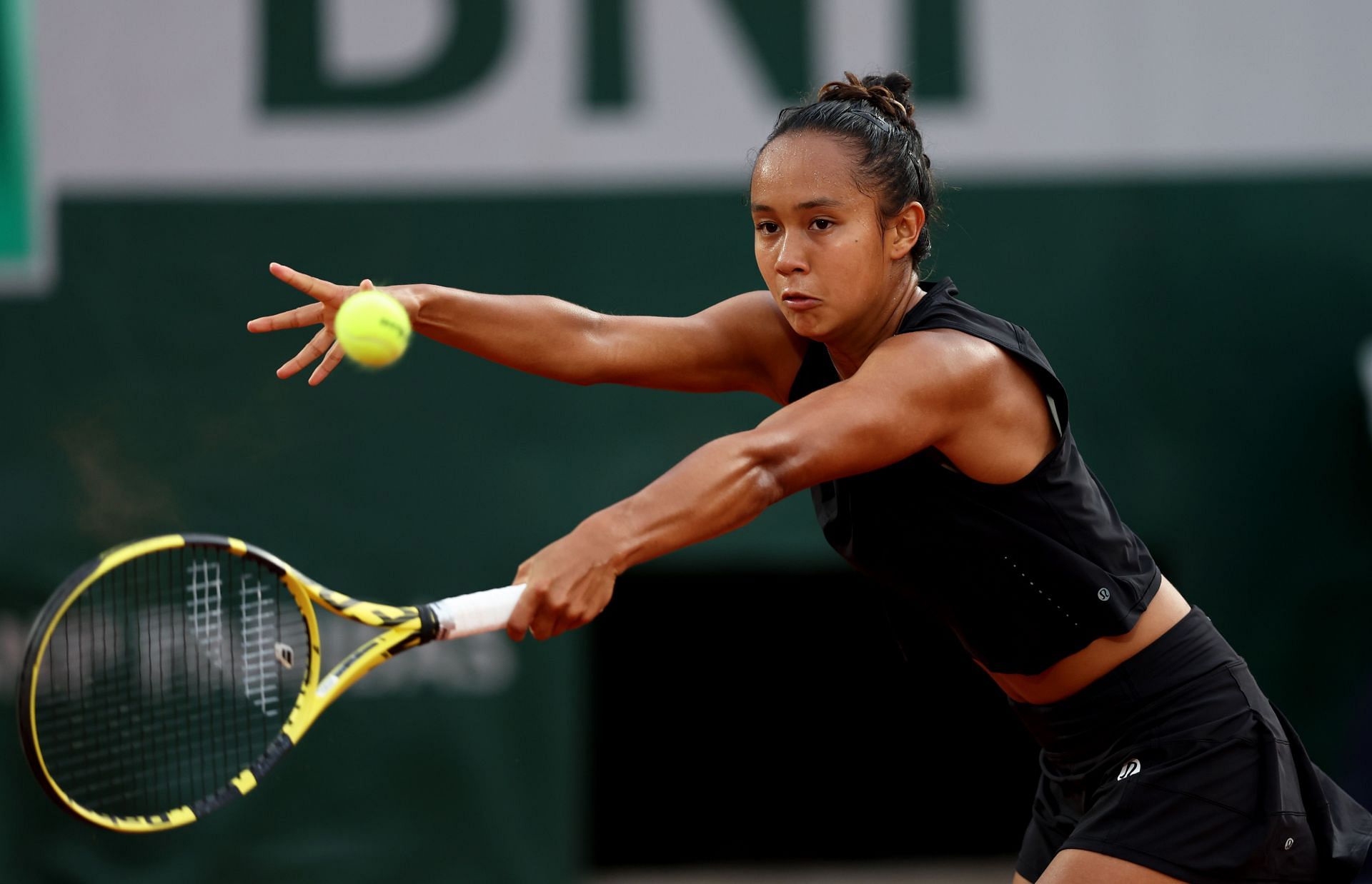 Leylah Fernandez in action at the 2022 French Open