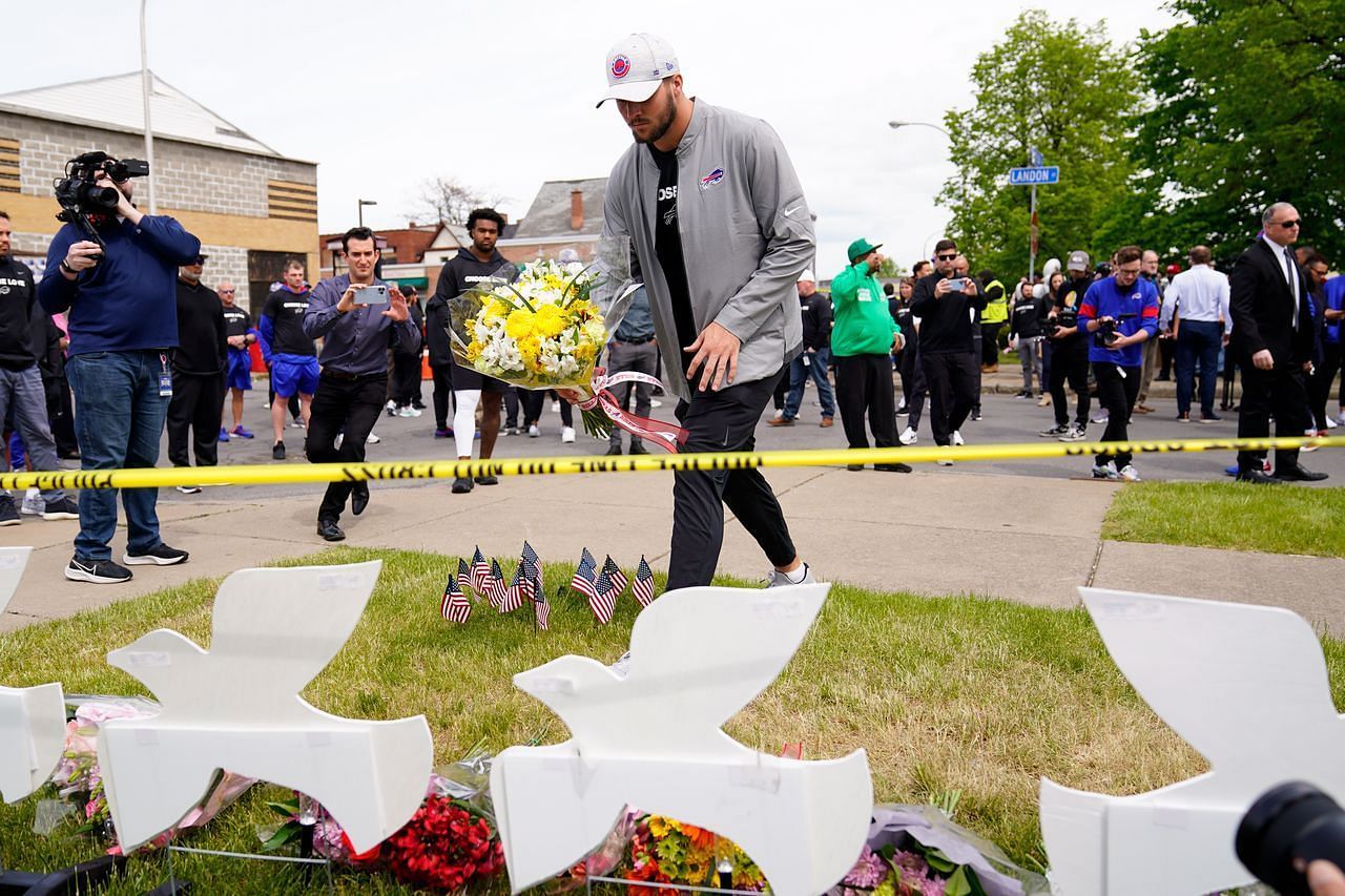 Josh Allen lays flowers at Buffalo memorial | AP Photo/Matt Rourke