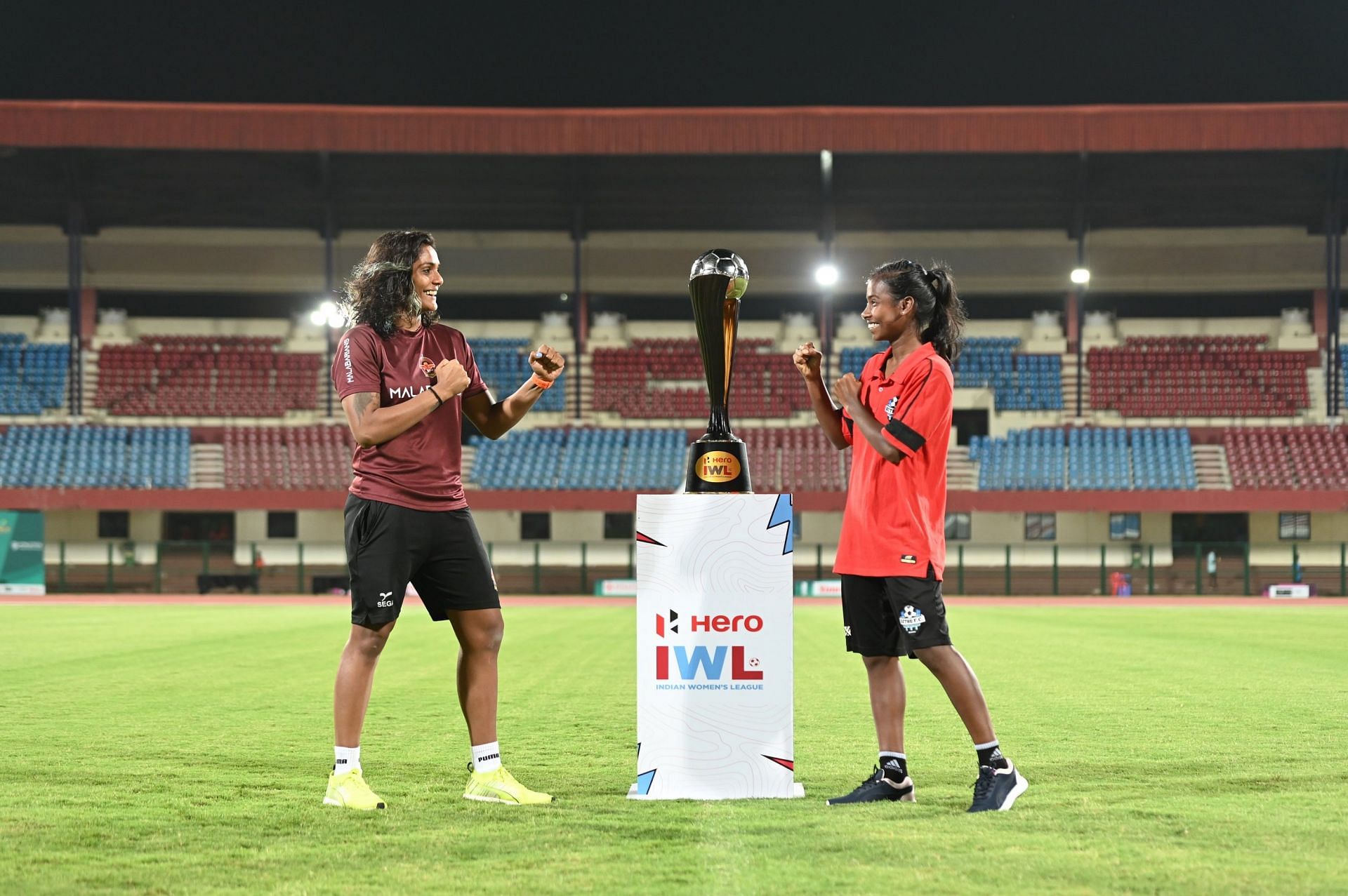 Aditi Chauhan (L) &amp; Sandhiya Ranganathan posing with the IWL trophy. (Image Courtesy: AIFF)