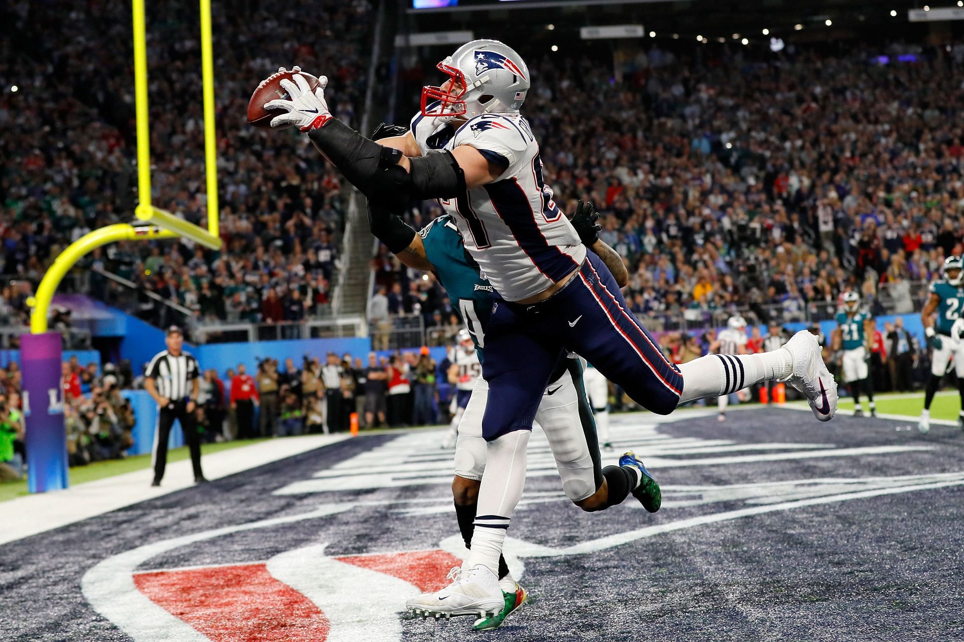 Gronkowski catches a touchdown pass in Super Bowl LII